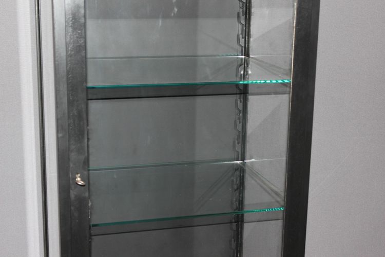 Vitrine aus schwarz lackiertem Eisen, um 1950