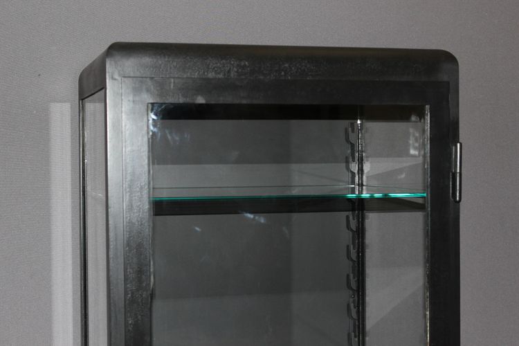 Vitrine aus schwarz lackiertem Eisen, um 1950
