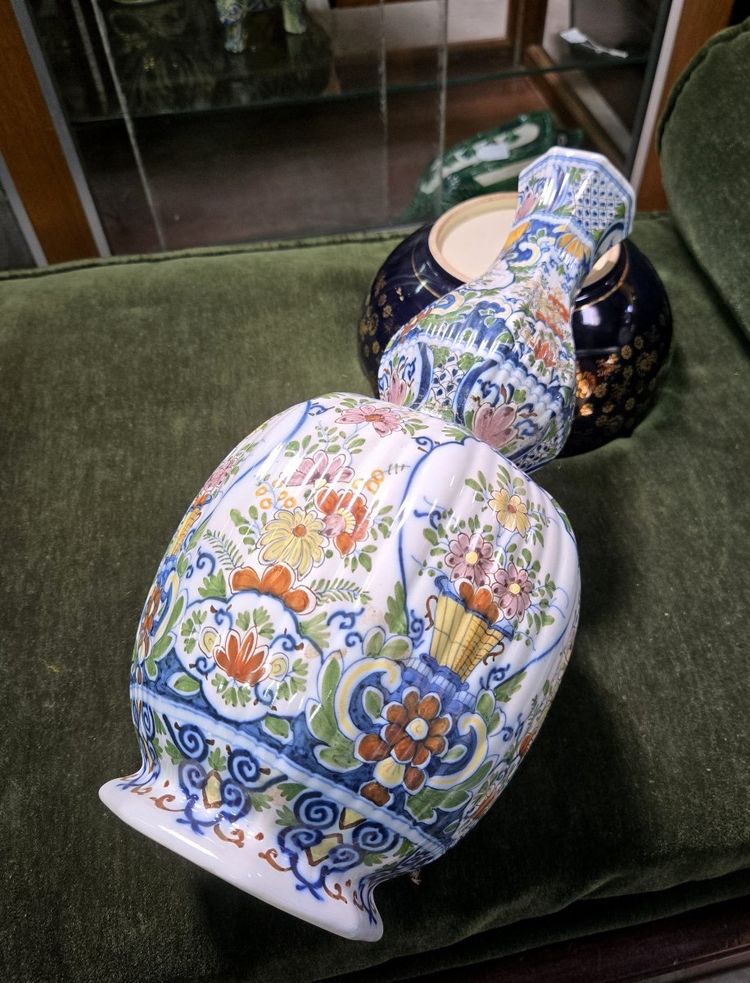 GROßE FAISANZVASE MIT BALUSTERFÖRMIGEM KÖRPER UND SCHLANKEM HALS