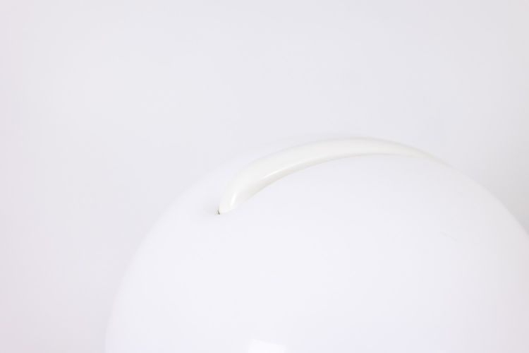 Elio Martinelli. Lampada da tavolo "Serpente" in bianco. Anni '60-'70 - LS6945709