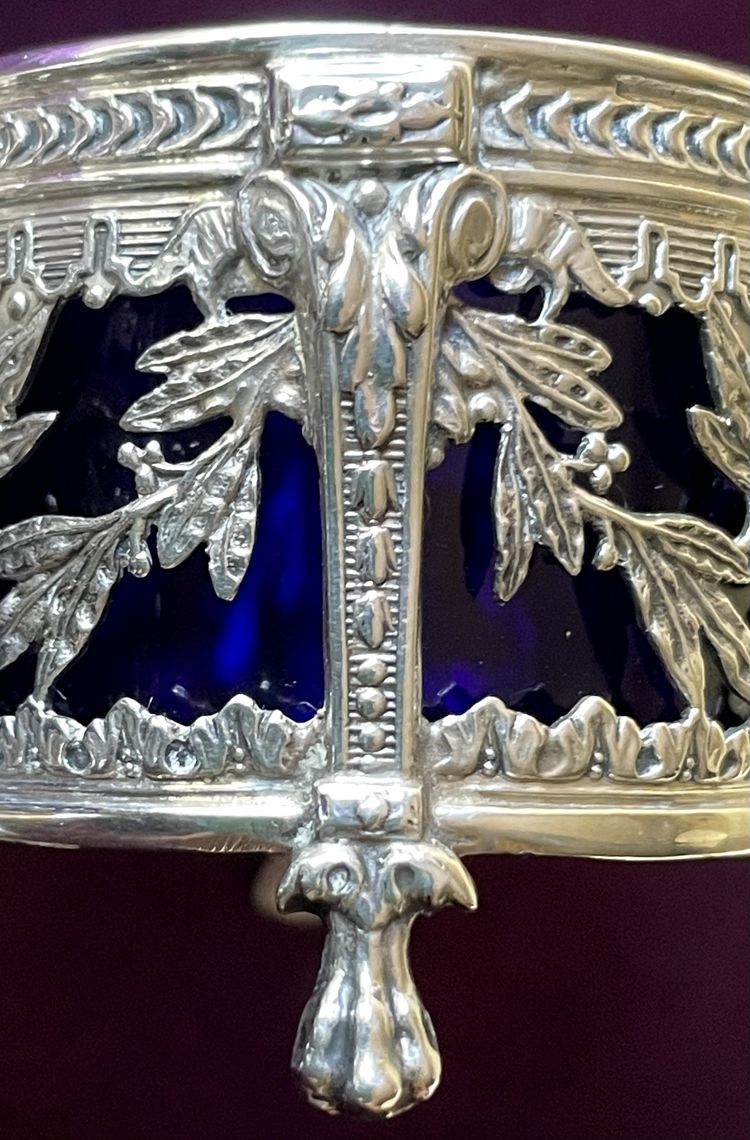 2 saleri d'argento e bicchieri blu.