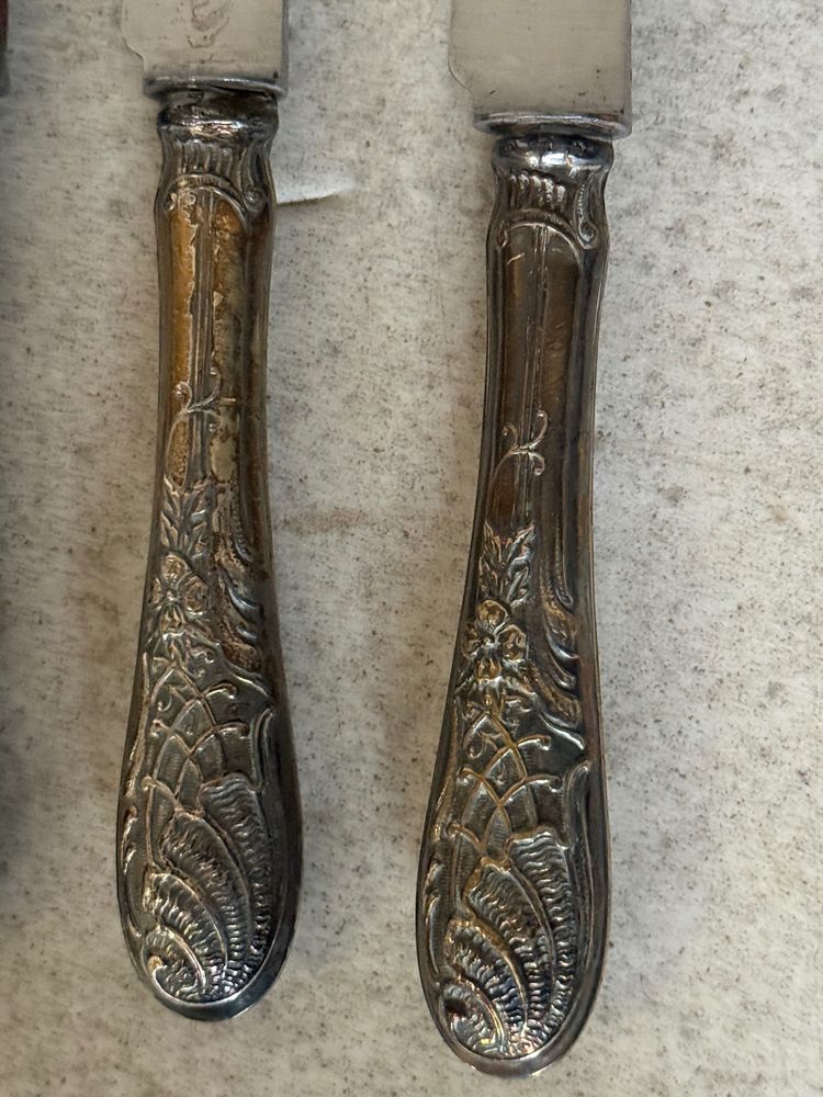 11 knives with silver-colored handles