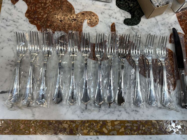 Série de 12 fourchettes et 12 couteaux ERCUIS modèle Contours