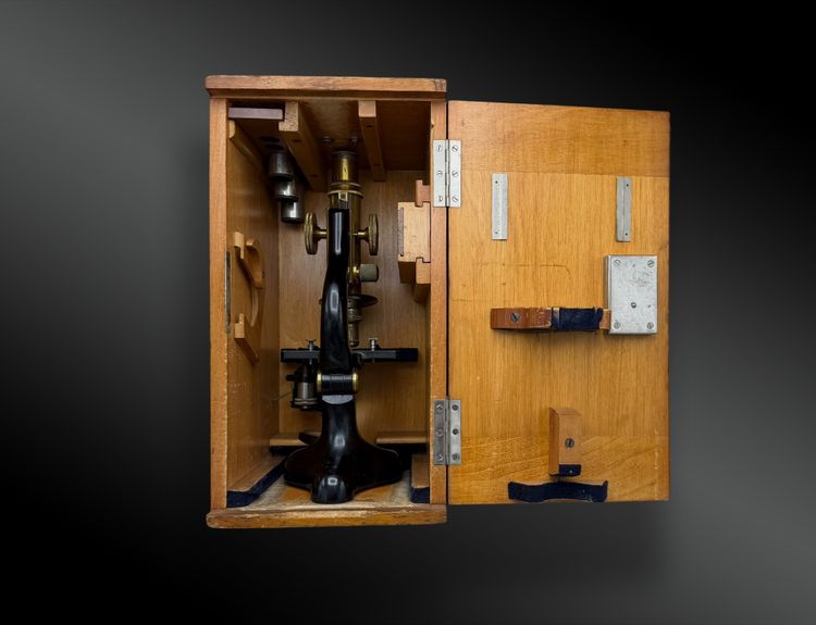 COFFRET MICROSCOPE ERNST LEITZ WETZLAR MODELE « STATIV IIb » N° 195394