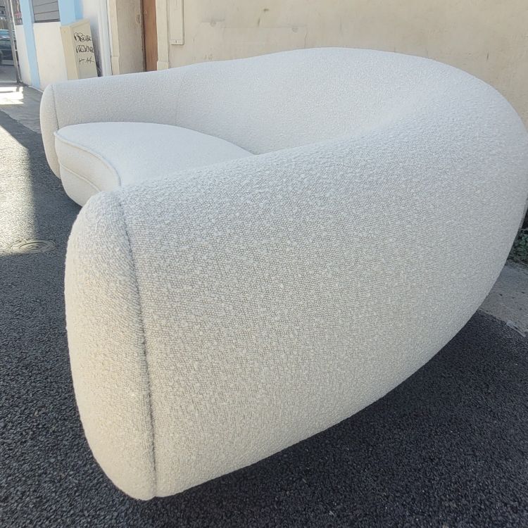 Ganz nach dem Geschmack von J. Royère: ein Sofa im Eisbären-Stil
