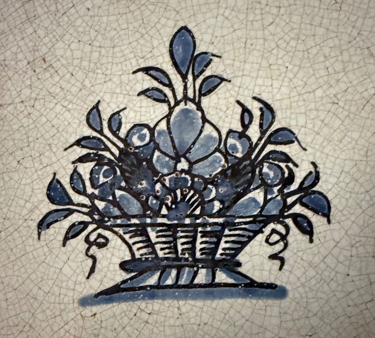 Black plate in good condition