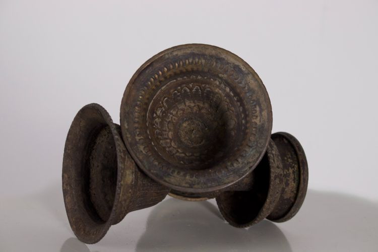 Zwei traditionelle Ghee-Lampen aus Bronze, Nepal.