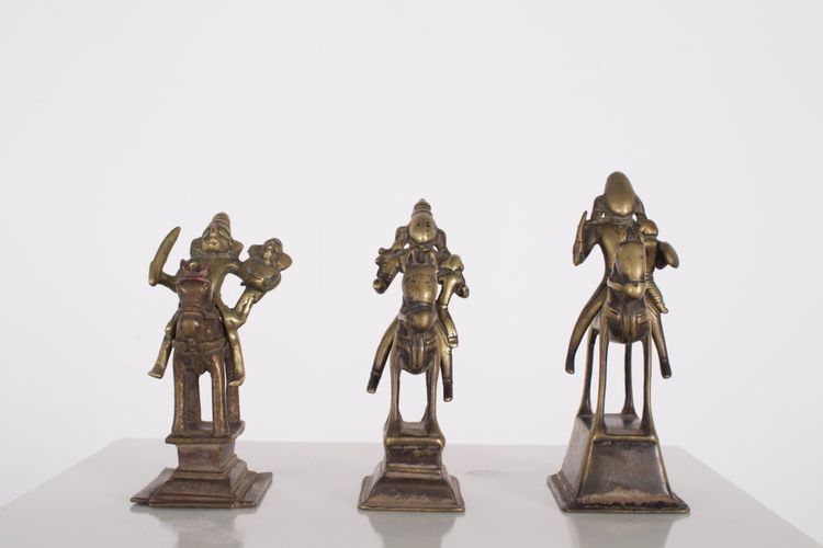 Tre statue di cavalieri in bronzo, India occidentale, XVIII secolo.