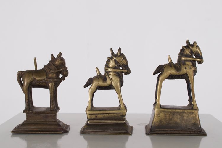 Tre statue di cavalieri in bronzo, India occidentale, XVIII secolo.