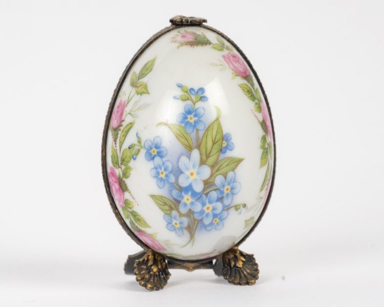 Uovo in miniatura in porcellana di Limoges con boccetta di profumo – Inizio del XX secolo 