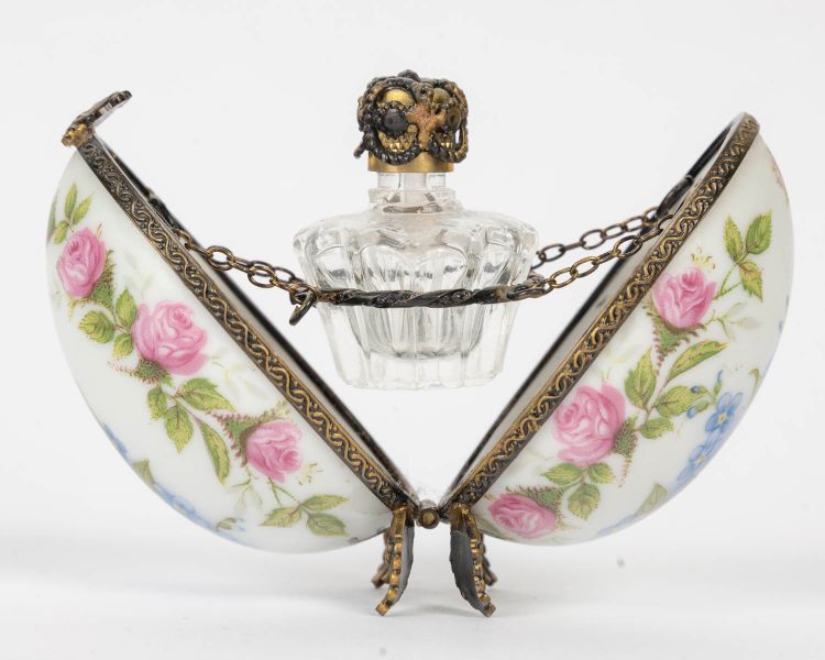 Uovo in miniatura in porcellana di Limoges con boccetta di profumo – Inizio del XX secolo 