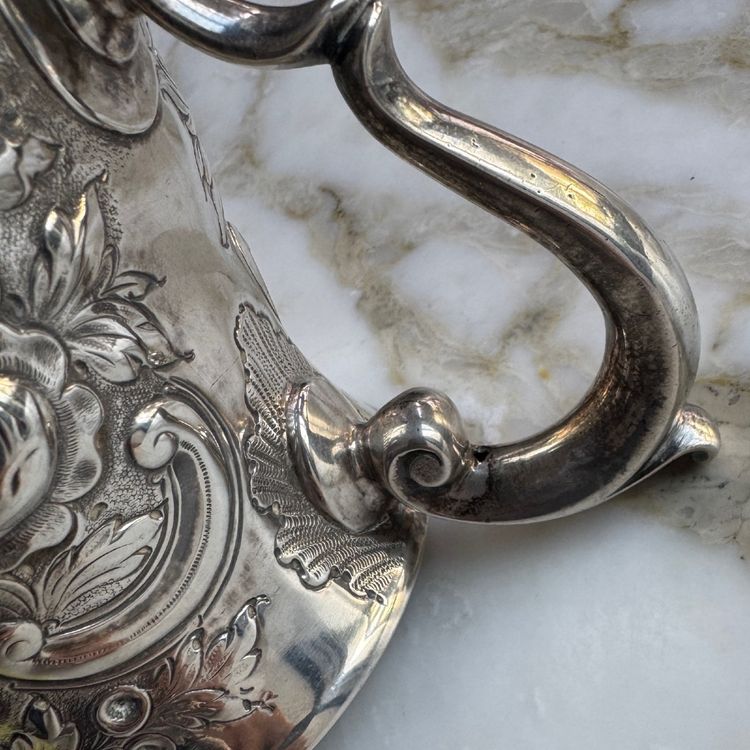 Boccale in argento della fine del XVIII secolo - inizio del XIX secolo con decorazioni floreali
