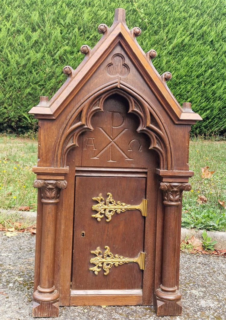 Neo-Gothic oak tabernacle with architectural decoration from late 19th-century France