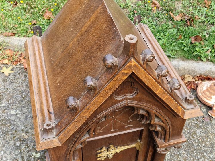 Neo-Gothic oak tabernacle with architectural decoration from late 19th-century France