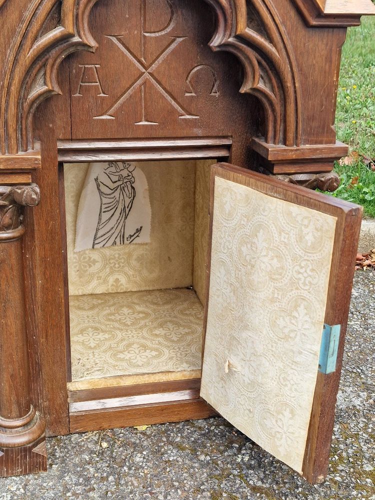 Neo-Gothic oak tabernacle with architectural decoration from late 19th-century France