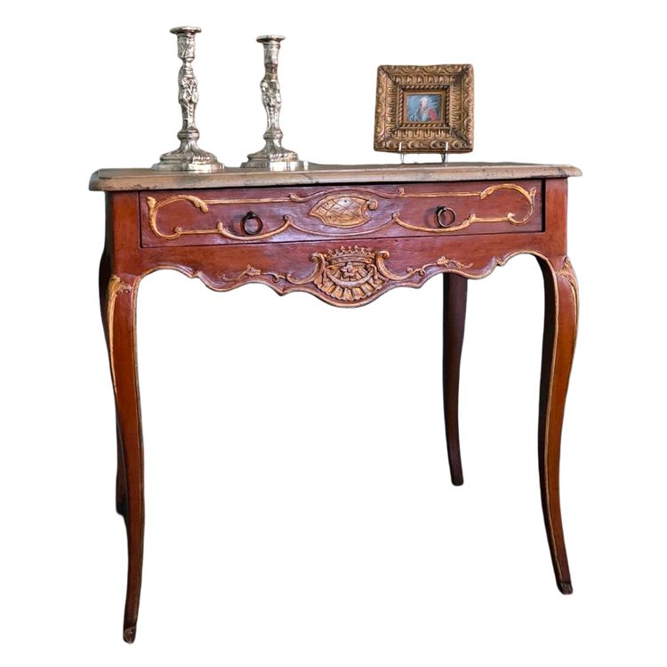 Table à écrire de milieu à décor d’inspiration héraldique.   Époque Louis XV, milieu du XVIIIᵉ
