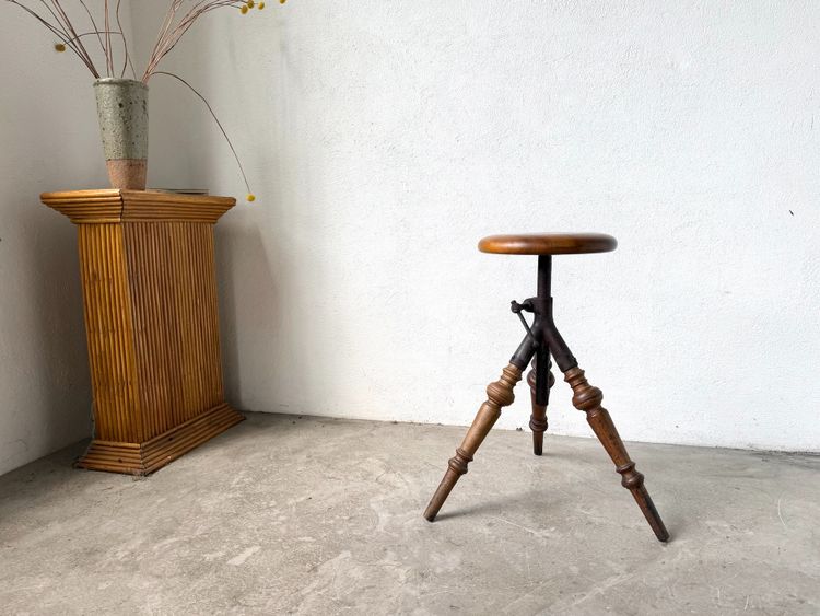 Tabouret d’atelier tripode en bois tourné et fonte, vers 1900