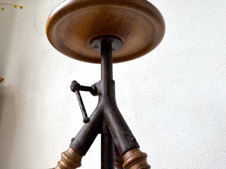 Tabouret d’atelier tripode en bois tourné et fonte, vers 1900