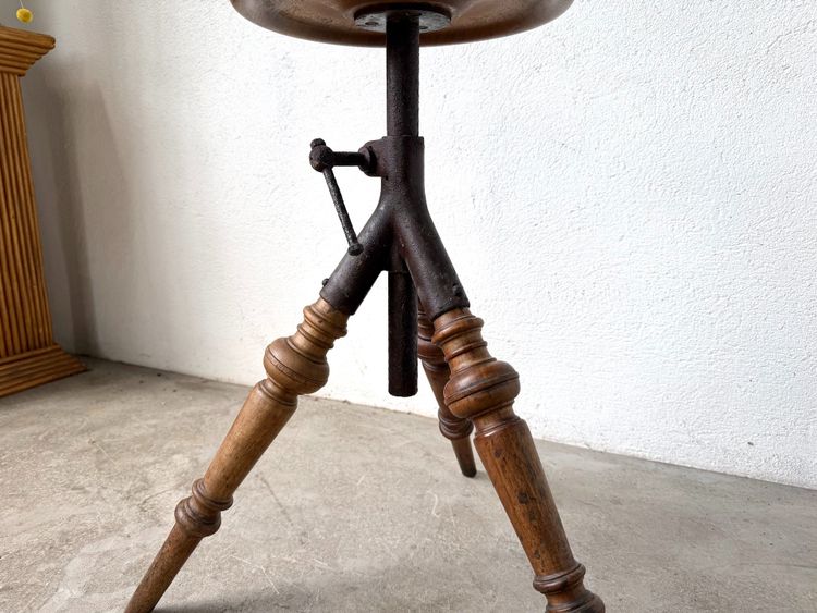 Tabouret d’atelier tripode en bois tourné et fonte, vers 1900