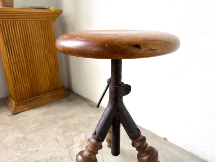 Tabouret d’atelier tripode en bois tourné et fonte, vers 1900