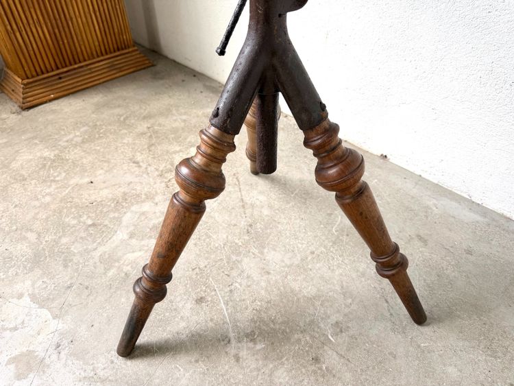 Tabouret d’atelier tripode en bois tourné et fonte, vers 1900