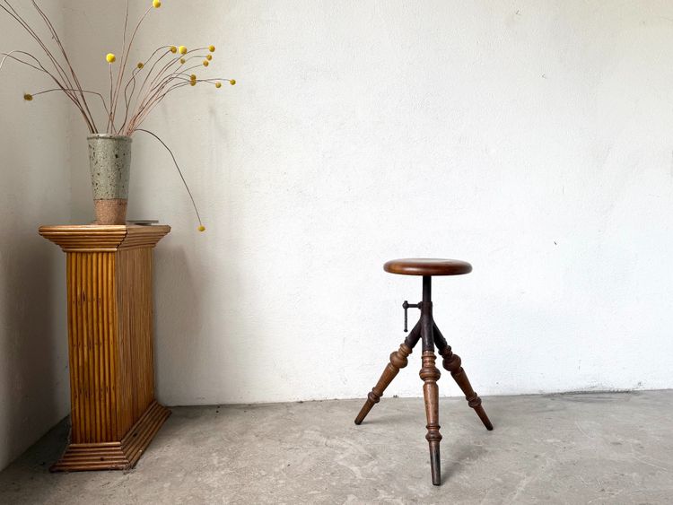 Tabouret d’atelier tripode en bois tourné et fonte, vers 1900