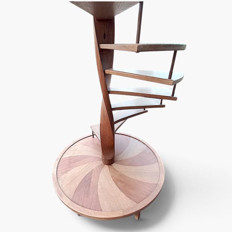 Dekorative Wendeltreppe aus Eiche und Nussbaum, H 228 cm