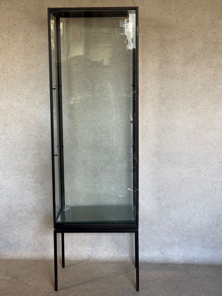 Vitrine ISMENE aus schwarzem Metall