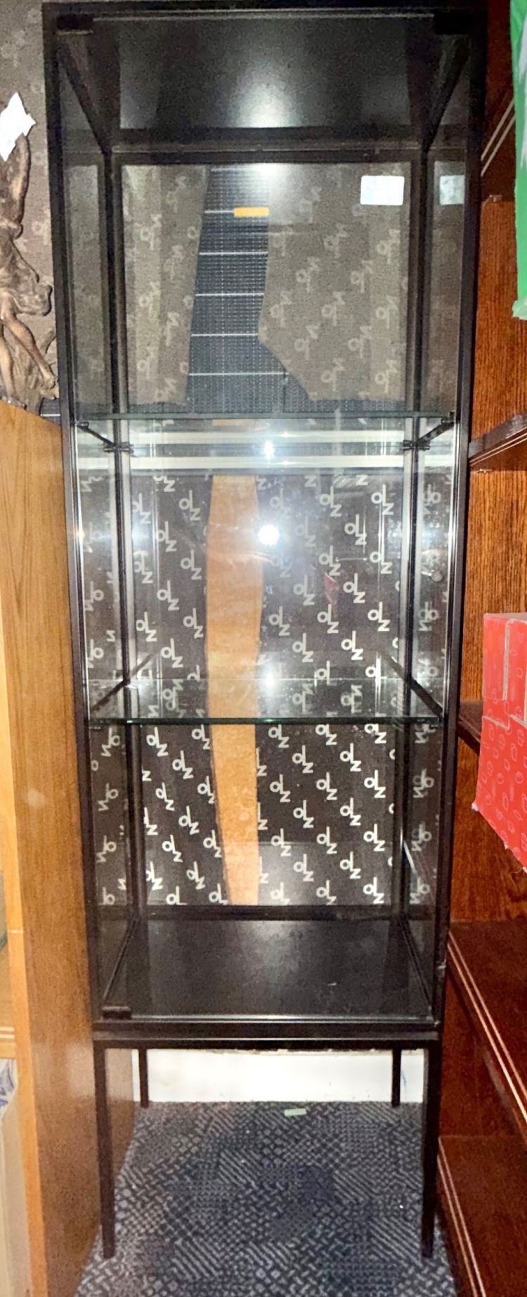 Vitrine ISMENE aus schwarzem Metall