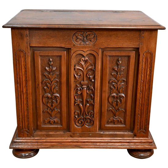 Small chest in solid oak, Renaissance style - Early 20th century