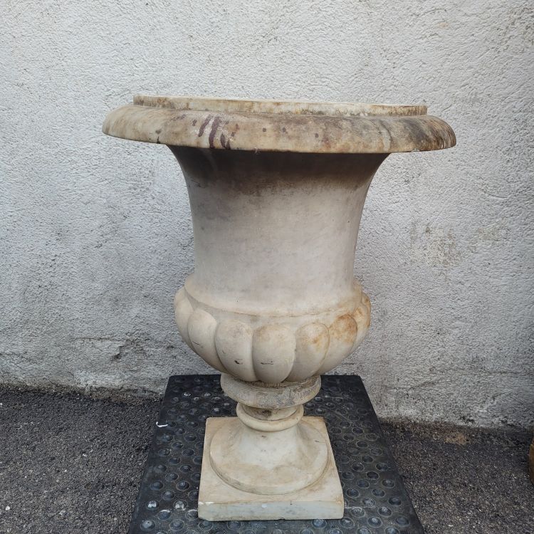 Vase dit Medicis en marbre blanc, fin XVIIIème début XIXème siècle