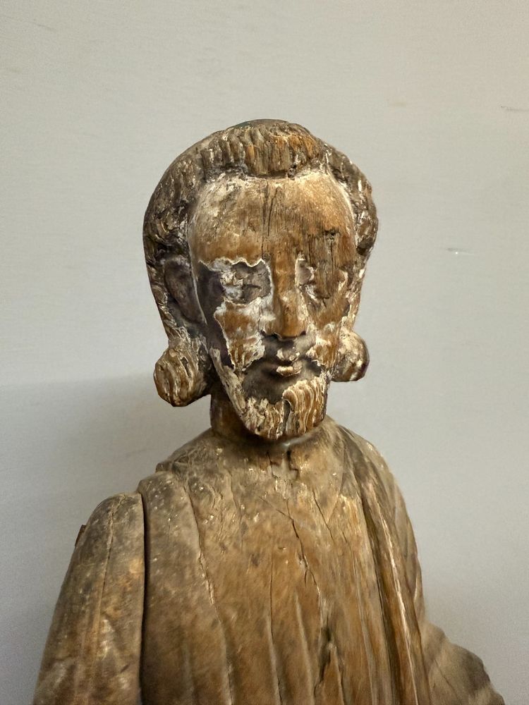 Sculpture ancienne en bois représentant saint Joseph, XVIIe siècle, 71 x 32 x 14 cm. Bon état, traces d'usure normales.
