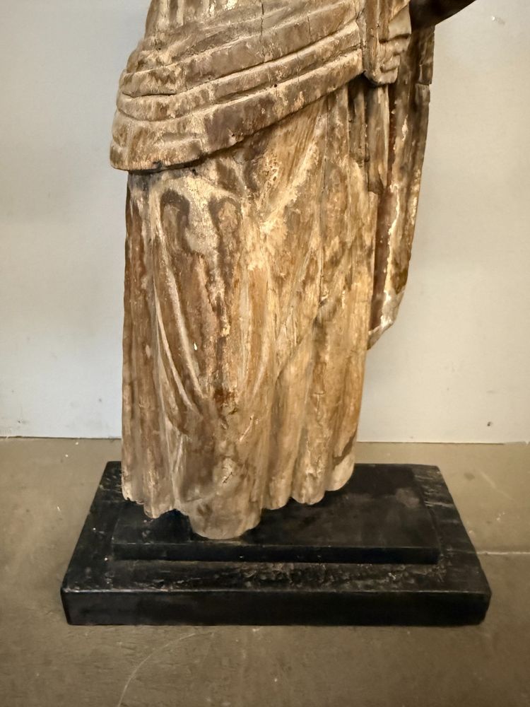 Sculpture ancienne en bois représentant saint Joseph, XVIIe siècle, 71 x 32 x 14 cm. Bon état, traces d'usure normales.