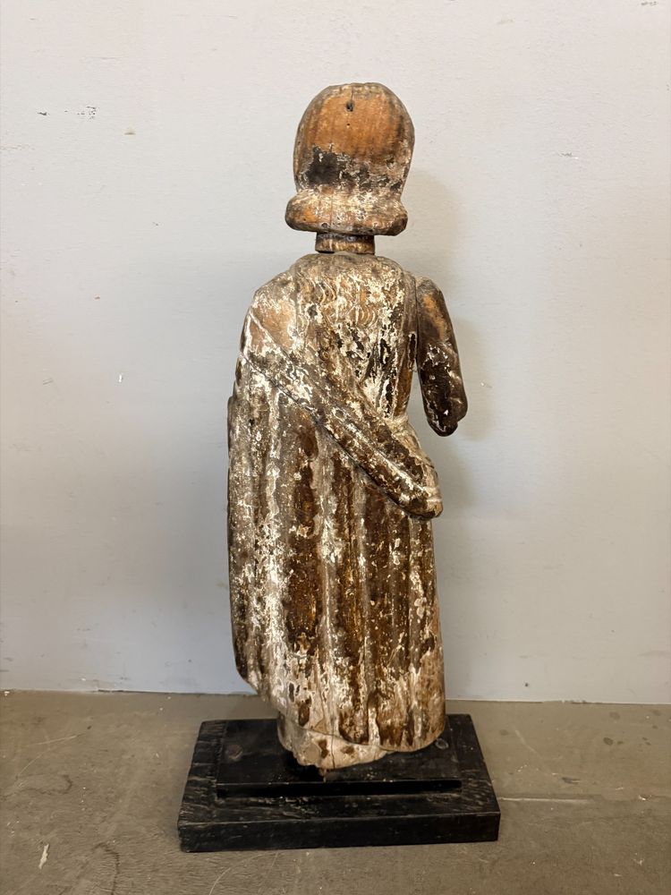 Sculpture ancienne en bois représentant saint Joseph, XVIIe siècle, 71 x 32 x 14 cm. Bon état, traces d'usure normales.