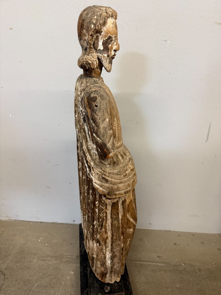 Sculpture ancienne en bois représentant saint Joseph, XVIIe siècle, 71 x 32 x 14 cm. Bon état, traces d'usure normales.