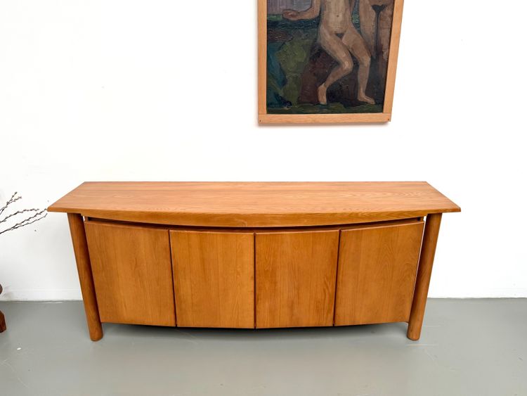 Credenza dalle linee sinuose della Maison Regain in olmo massiccio, 1970