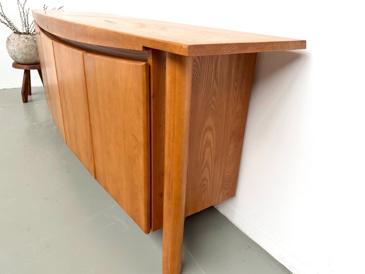 Credenza dalle linee sinuose della Maison Regain in olmo massiccio, 1970