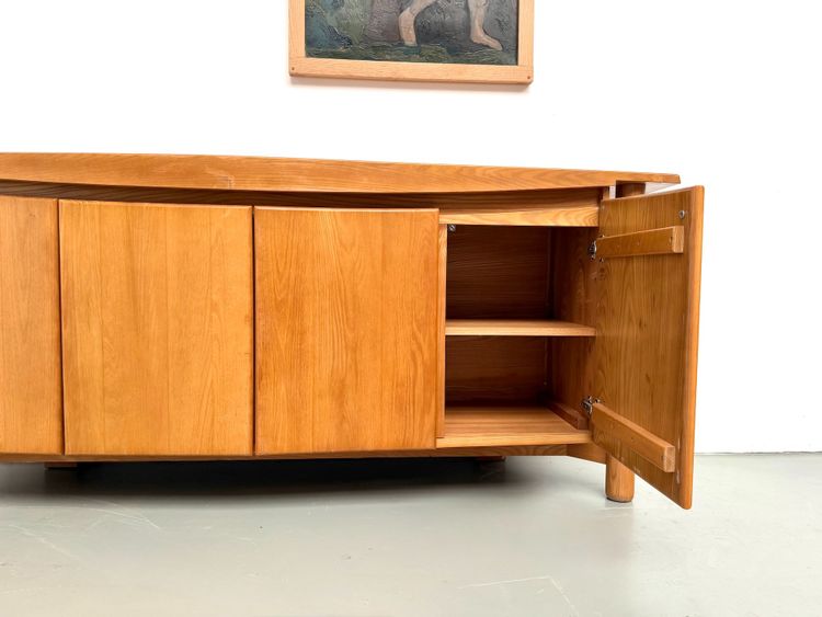 Credenza dalle linee sinuose della Maison Regain in olmo massiccio, 1970
