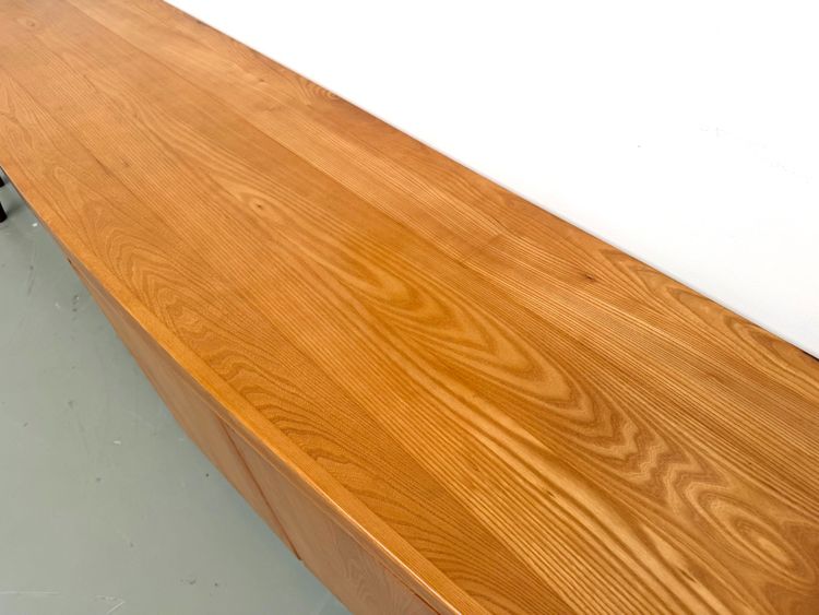Credenza dalle linee sinuose della Maison Regain in olmo massiccio, 1970