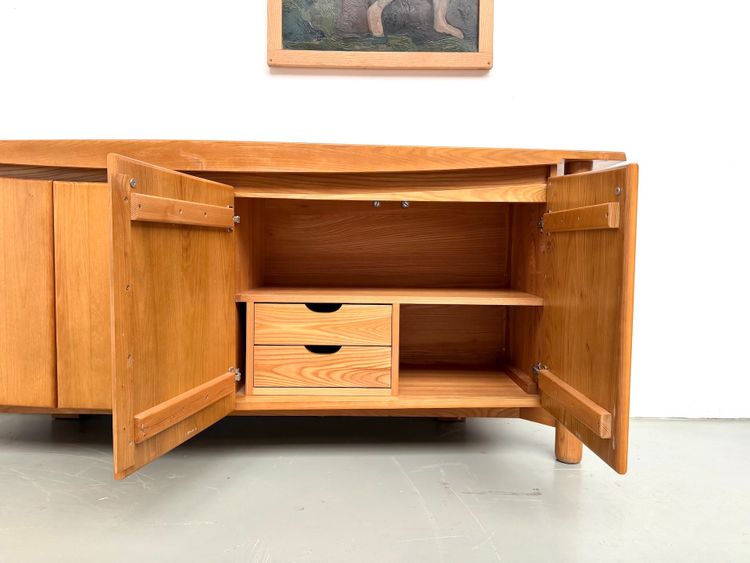 Credenza dalle linee sinuose della Maison Regain in olmo massiccio, 1970