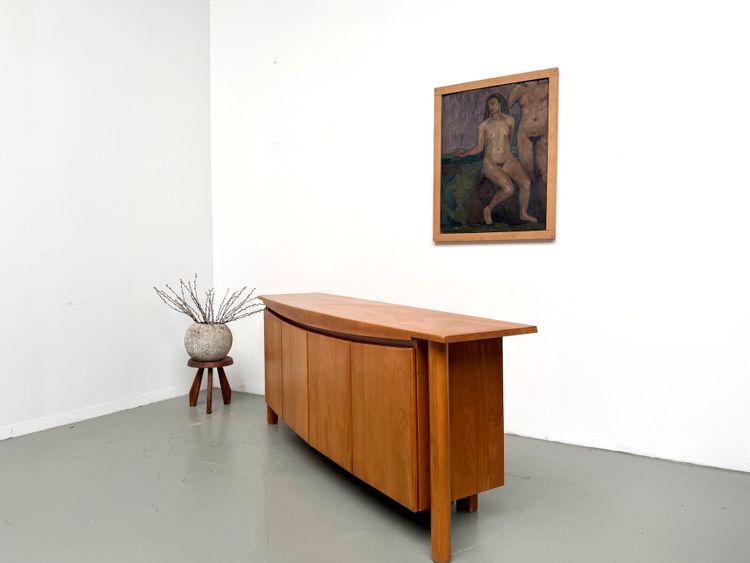 Credenza dalle linee sinuose della Maison Regain in olmo massiccio, 1970