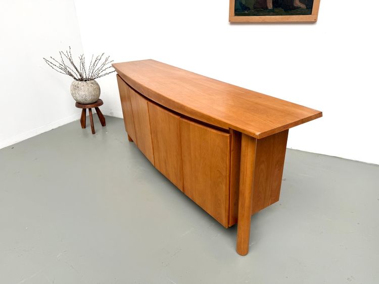 Credenza dalle linee sinuose della Maison Regain in olmo massiccio, 1970