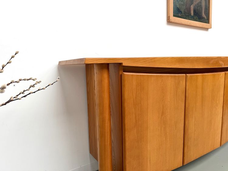 Credenza dalle linee sinuose della Maison Regain in olmo massiccio, 1970