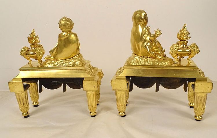 Ein Paar Louis-XVI-Kaminbockpaare aus vergoldeter Bronze mit Widderkindern, Akanthusblättern und drapierten Stoffbahnen, 18. Jahrhundert