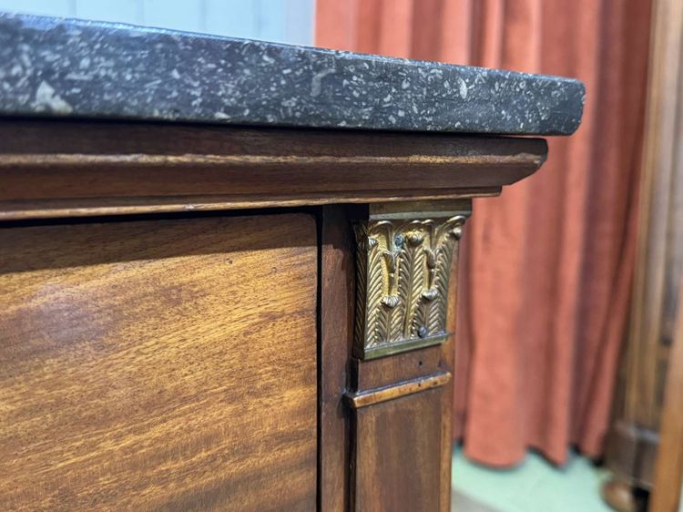 Comò in stile Impero in mogano con piano in marmo, XIX secolo