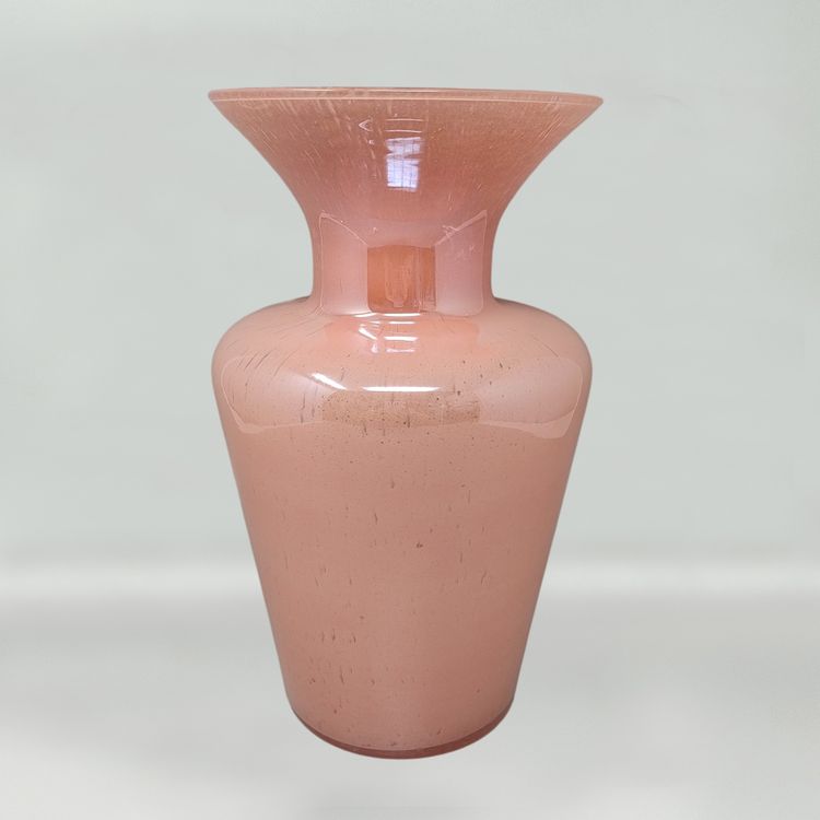 Vaso rosa antico soffiato a Murano degli anni ’70, opera del Maestro del Vetro