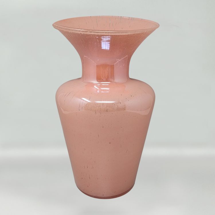 Vaso rosa antico soffiato a Murano degli anni ’70, opera del Maestro del Vetro