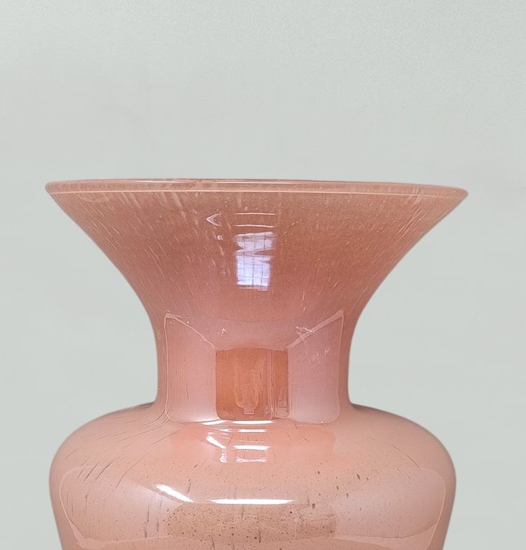 Vaso rosa antico soffiato a Murano degli anni ’70, opera del Maestro del Vetro