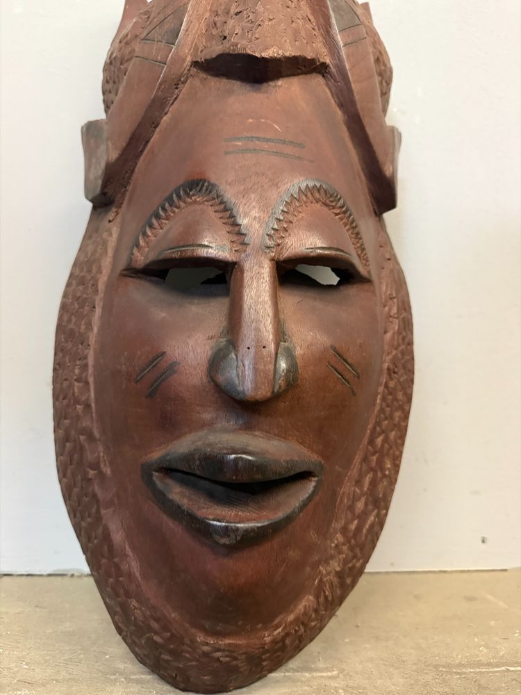 Masque tribal africain vintage en bois dur sculpté à la main, 60 x 35 cm