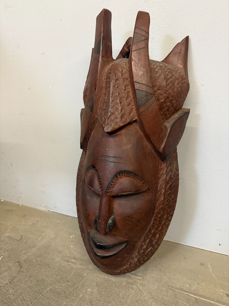 Masque tribal africain vintage en bois dur sculpté à la main, 60 x 35 cm
